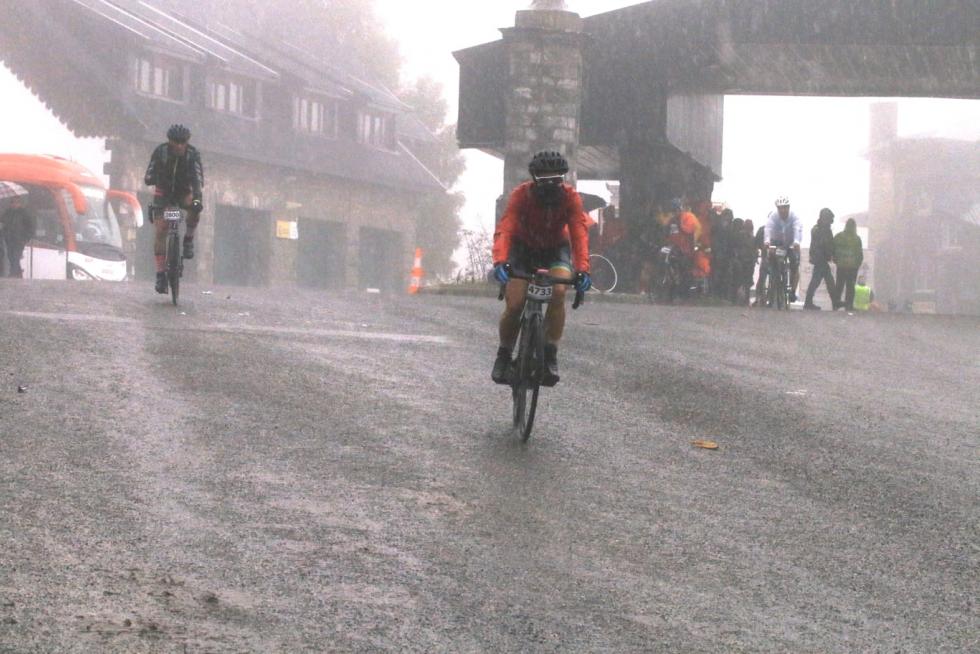 Los primeros ciclistas llegan a la frontera del Somport con la lluvia como protagonista de la jornada.