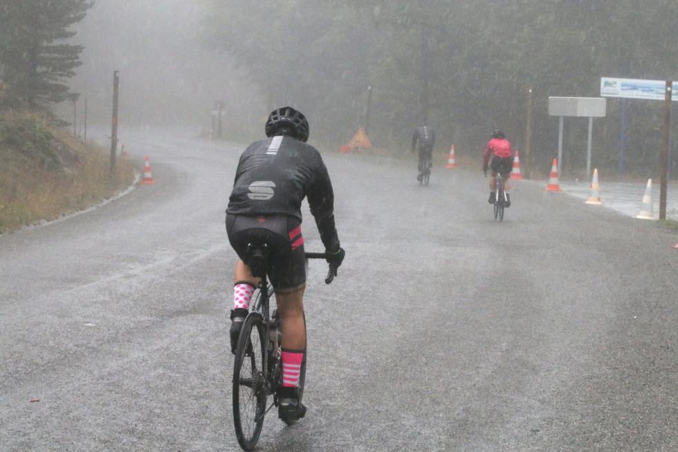 Los primeros ciclistas llegan a la frontera del Somport con la lluvia como protagonista de la jornada.