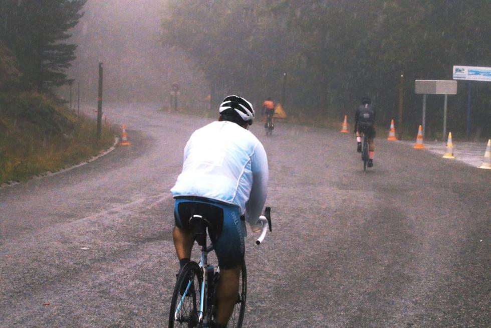 Los primeros ciclistas llegan a la frontera del Somport con la lluvia como protagonista de la jornada.