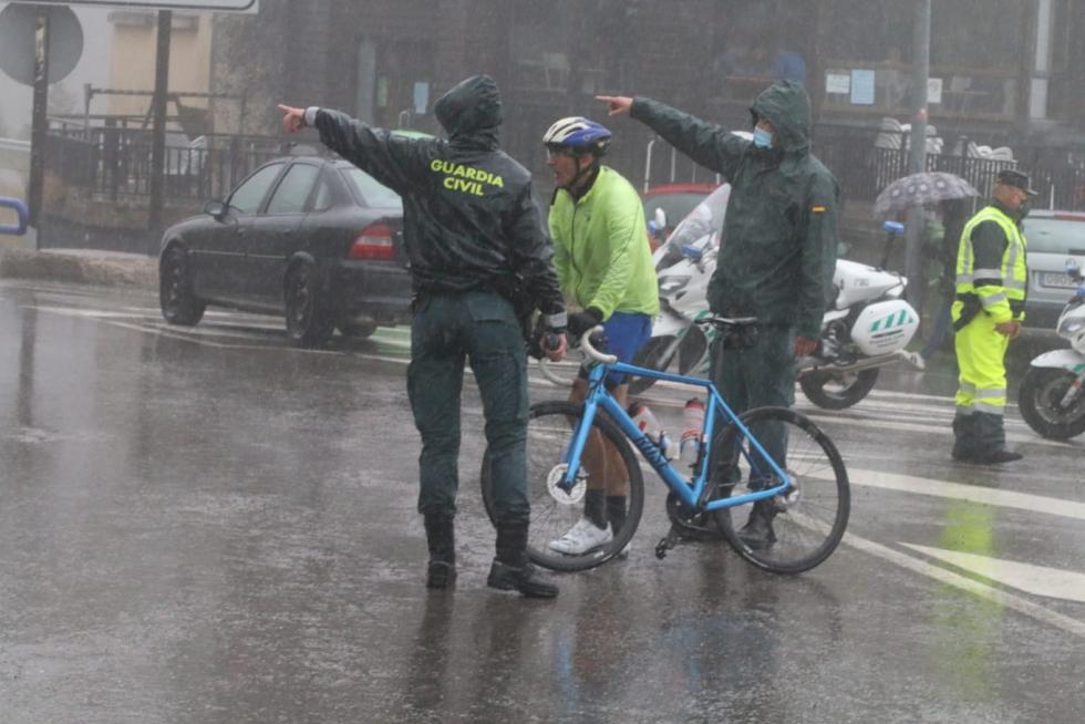 Los primeros ciclistas llegan a la frontera del Somport con la lluvia como protagonista de la jornada.