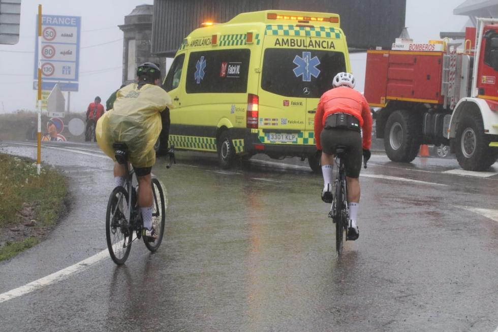 Los primeros ciclistas llegan a la frontera del Somport con la lluvia como protagonista de la jornada.