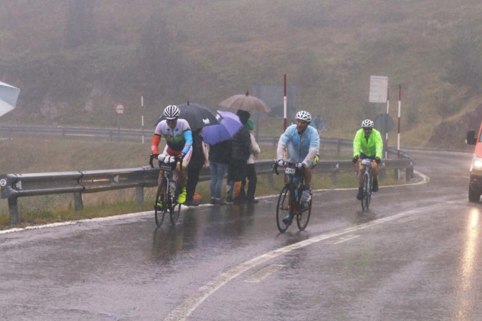 Los primeros ciclistas llegan a la frontera del Somport con la lluvia como protagonista de la jornada.