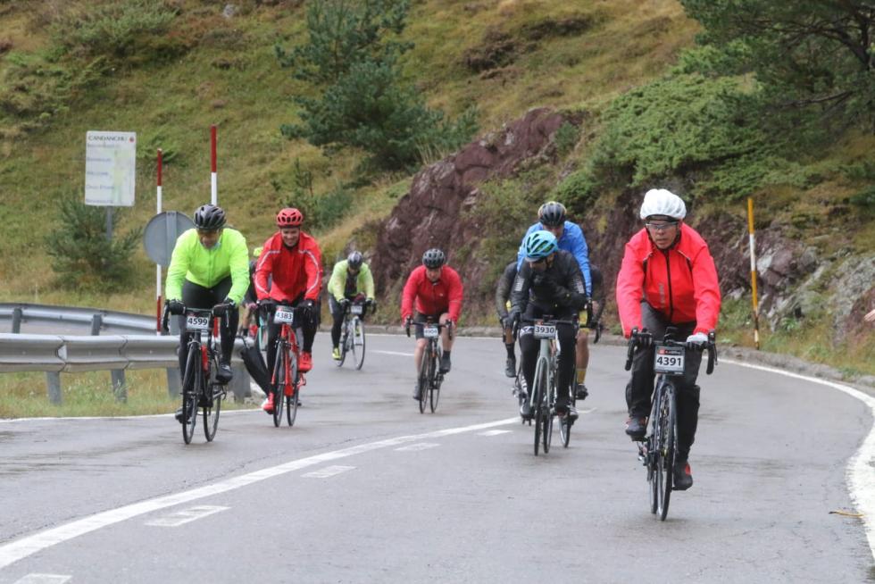 Los primeros ciclistas llegan a la frontera del Somport con la lluvia como protagonista de la jornada.