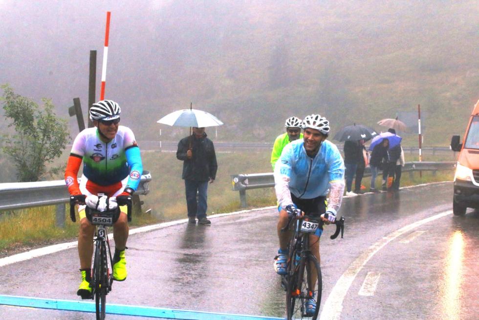 Los primeros ciclistas llegan a la frontera del Somport con la lluvia como protagonista de la jornada.
