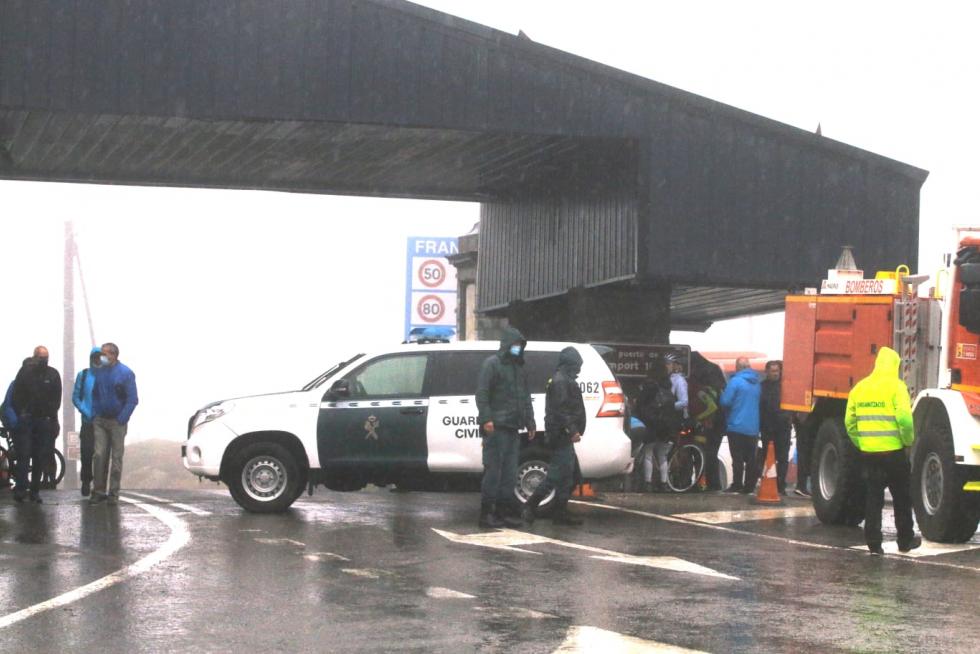 Los primeros ciclistas llegan a la frontera del Somport con la lluvia como protagonista de la jornada.