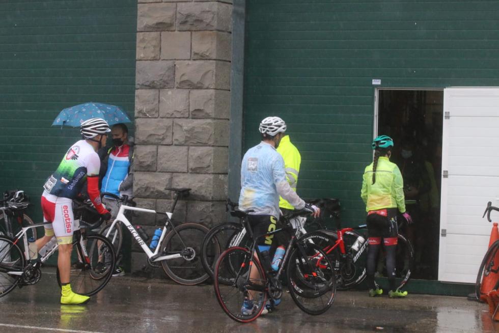 Los primeros ciclistas llegan a la frontera del Somport con la lluvia como protagonista de la jornada.