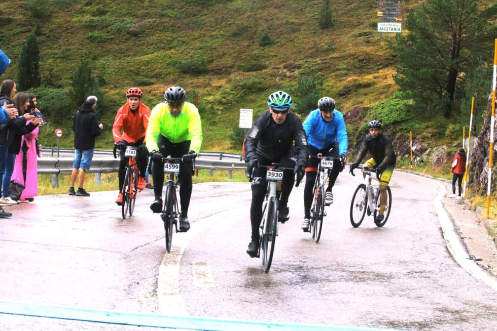 Los primeros ciclistas llegan a la frontera del Somport con la lluvia como protagonista de la jornada.