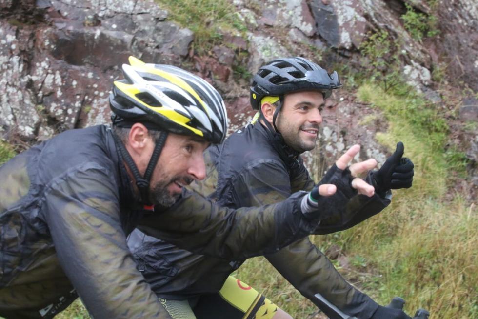 Los primeros ciclistas llegan a la frontera del Somport con la lluvia como protagonista de la jornada.