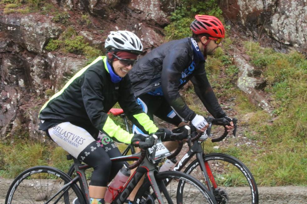 Los primeros ciclistas llegan a la frontera del Somport con la lluvia como protagonista de la jornada.