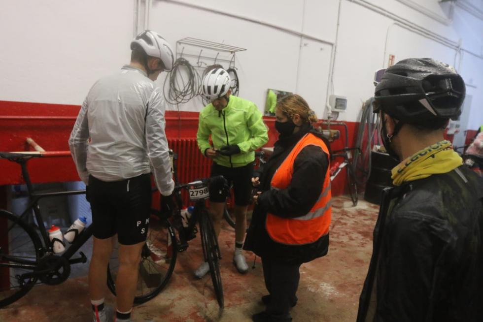 Los primeros ciclistas llegan a la frontera del Somport con la lluvia como protagonista de la jornada.