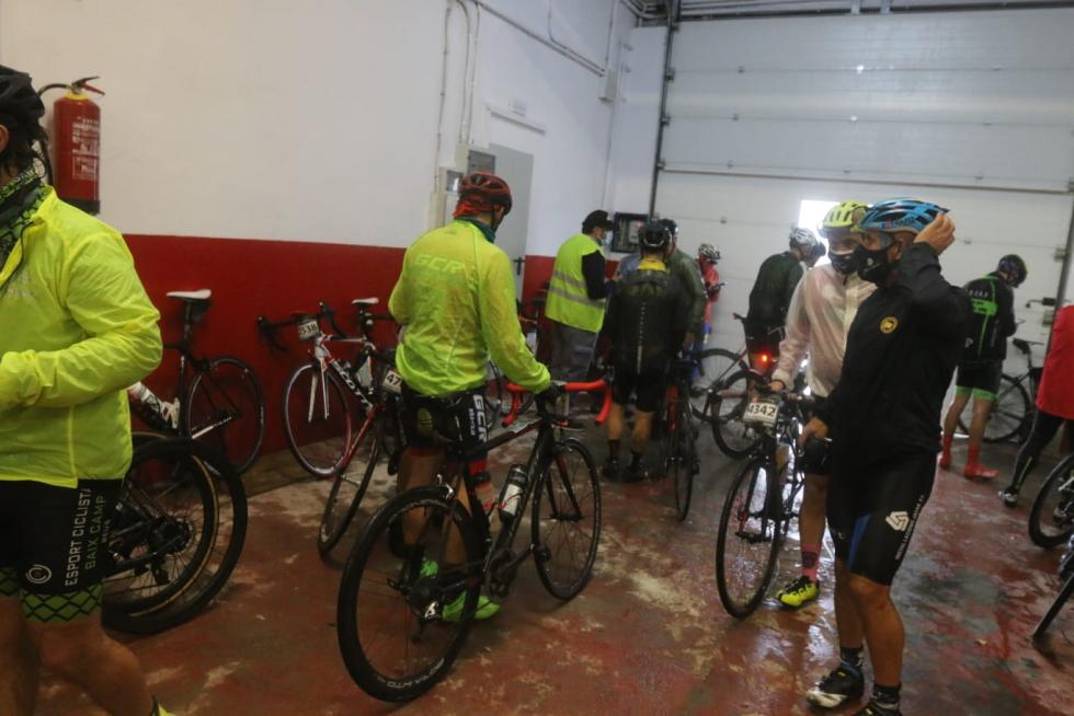 Los primeros ciclistas llegan a la frontera del Somport con la lluvia como protagonista de la jornada.