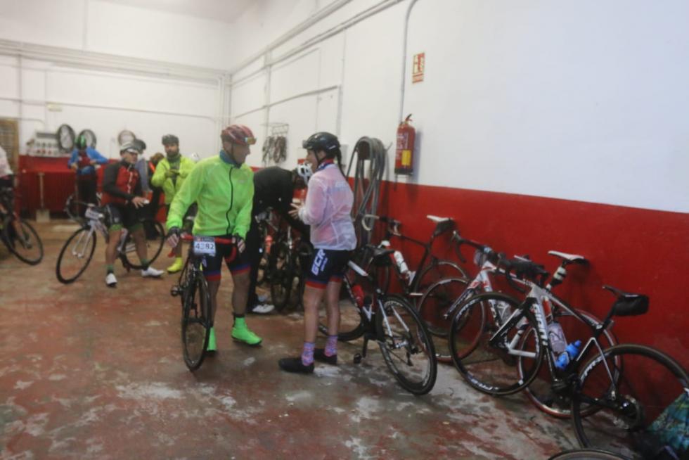 Los primeros ciclistas llegan a la frontera del Somport con la lluvia como protagonista de la jornada.