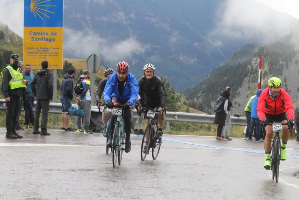Los primeros ciclistas llegan a la frontera del Somport con la lluvia como protagonista de la jornada.