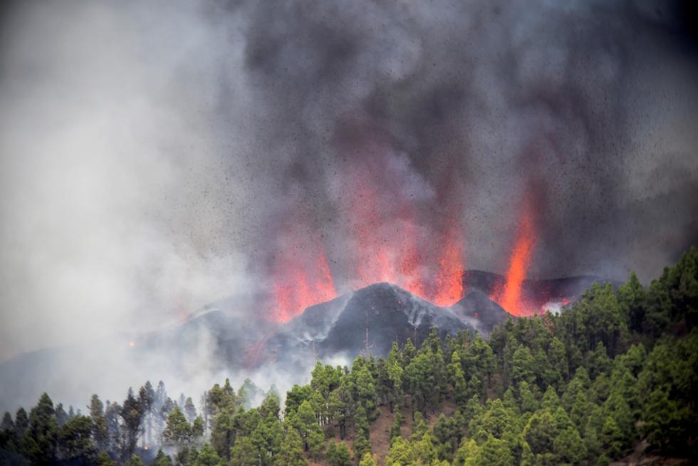 Comienza una erupción volcánica en la Cumbre Vieja de La Palma