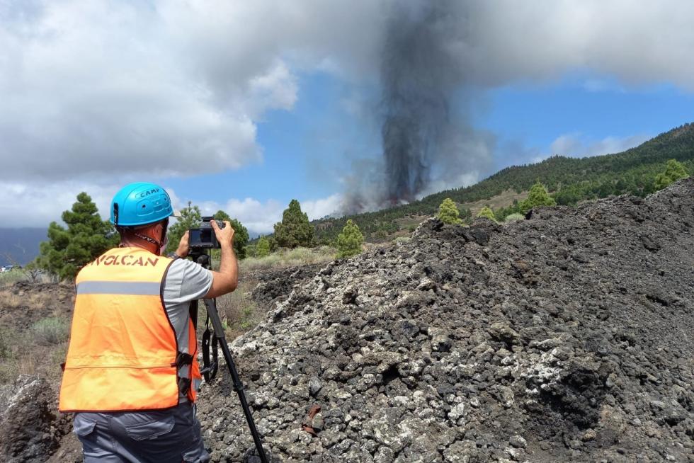 Técnico de Involcan durante la erupción del volcán en La Palma.