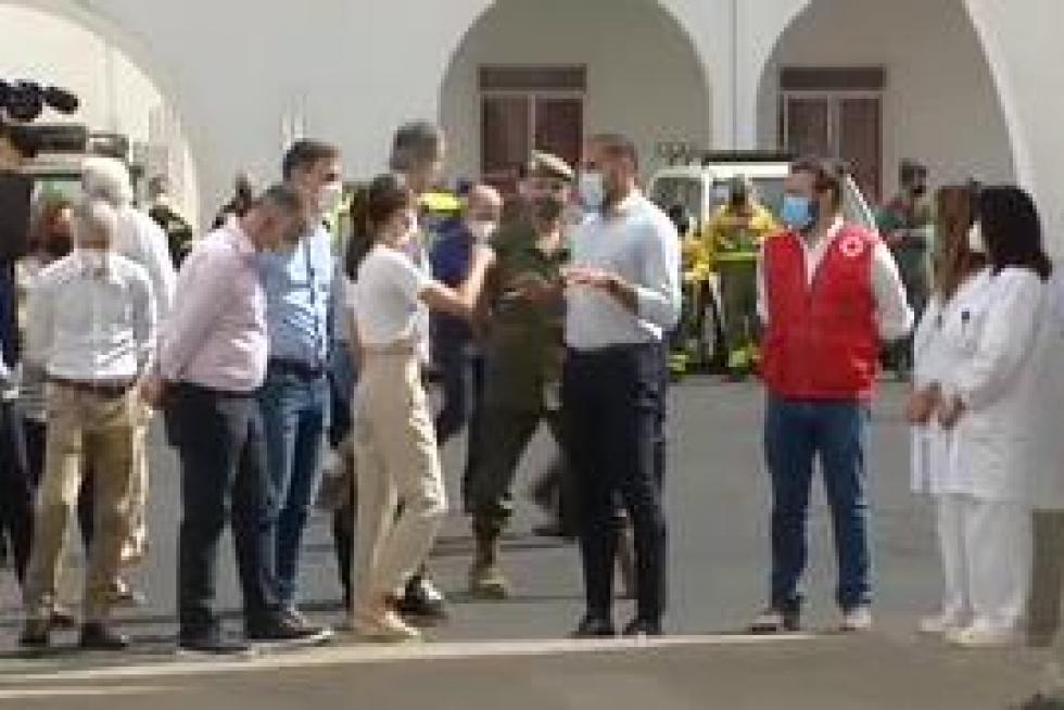 Junto a los monarcas también se encuentra Pedro Sánchez, que ha regresado a la isla tras participar en la Asamblea de la ONU