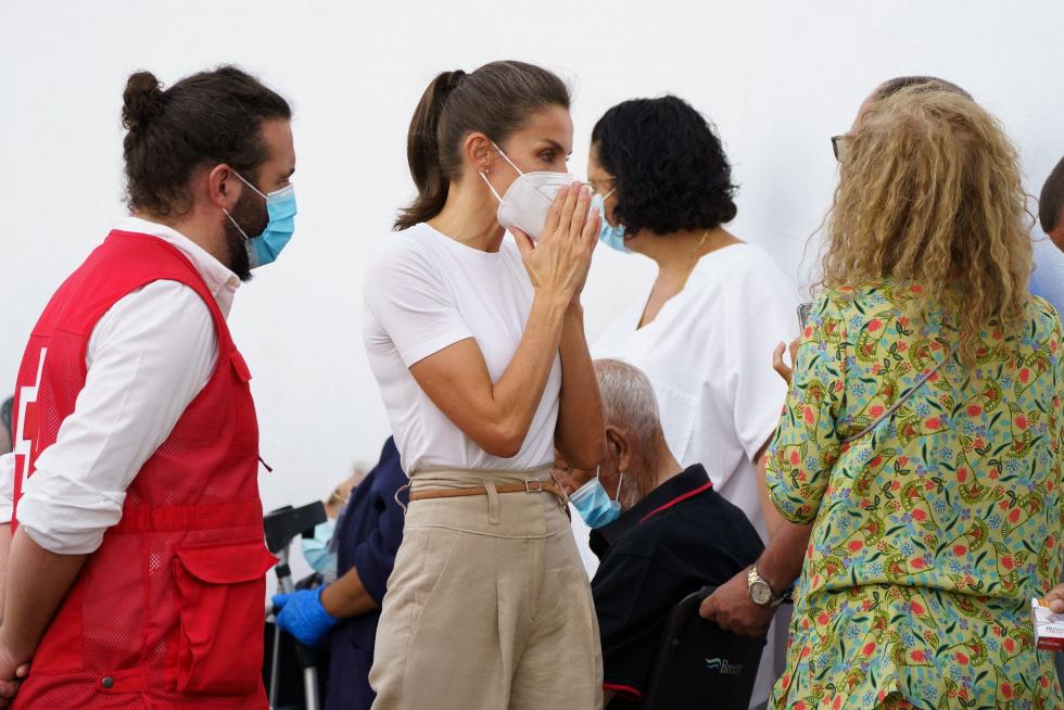 La Reina Letizia visita a los afectados del volcán