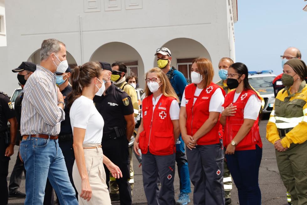 Los Reyes visitan a las personas evacuadas de sus viviendas en La Palma