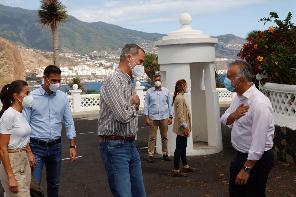 Los Reyes visitan a las personas evacuadas de sus viviendas en La Palma