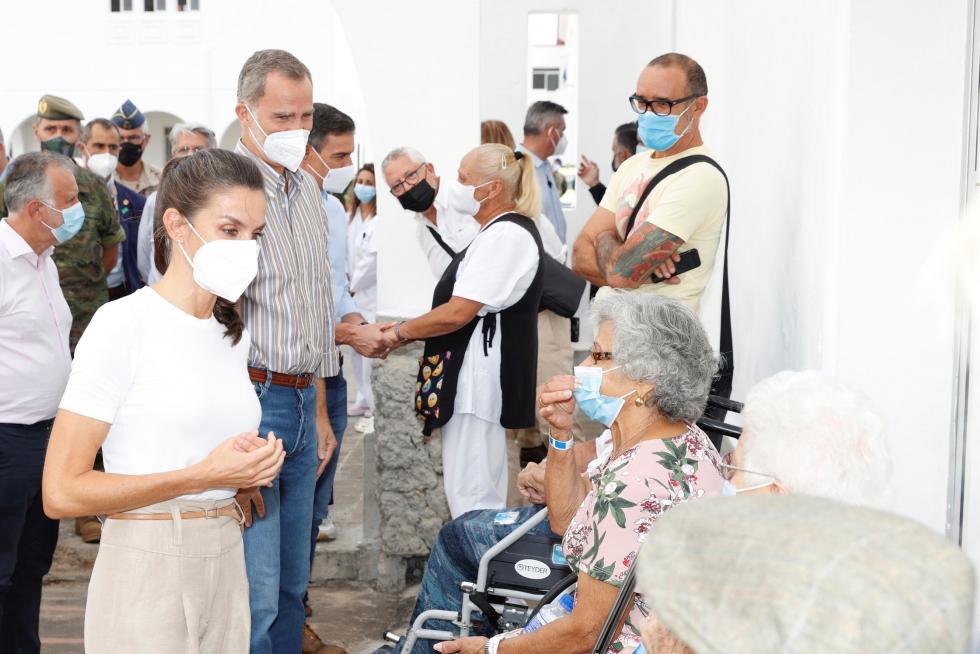 Los Reyes visitan a las personas evacuadas de sus viviendas en La Palma
