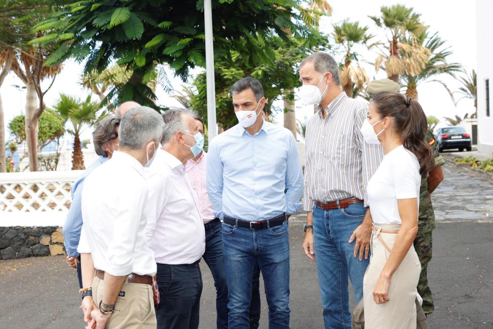 Los Reyes visitan a las personas evacuadas de sus viviendas en La Palma