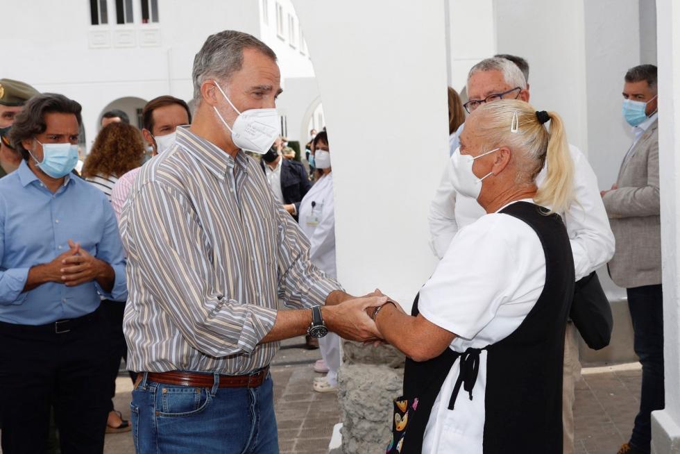 Los Reyes visitan a las personas evacuadas de sus viviendas en La Palma