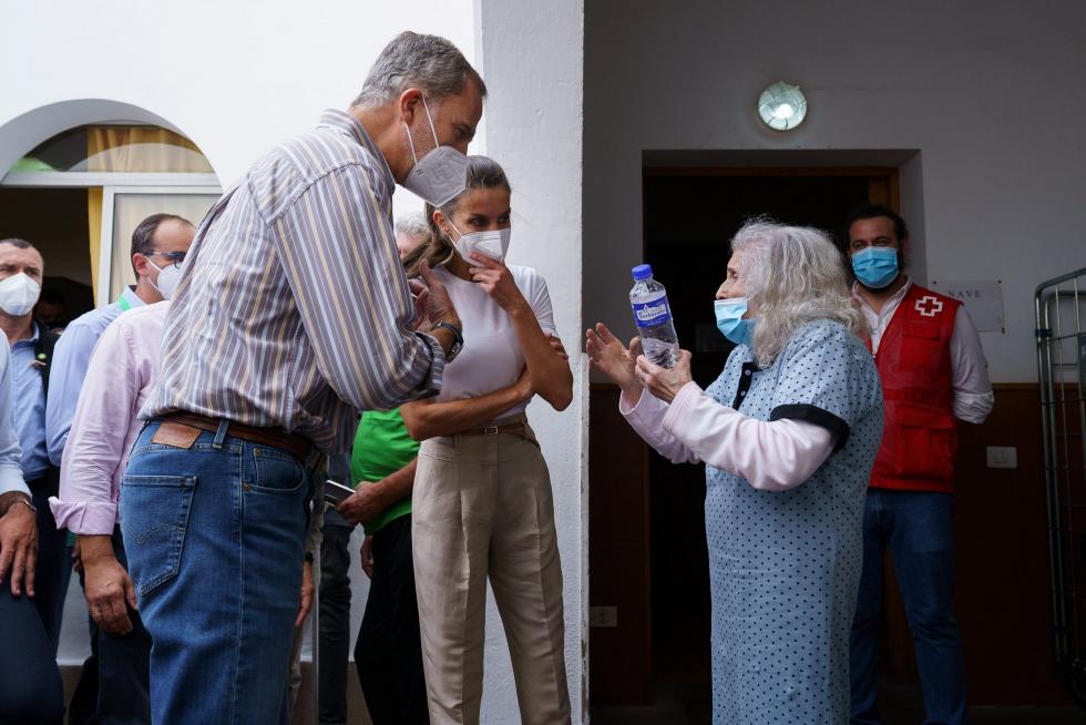 Los Reyes visitan a los afectados por la erupción del volcán de La Palma