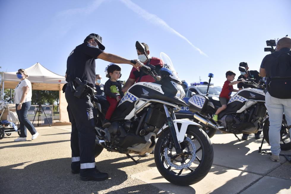 Diferentes cuerpos policiales y servicios de emergencia han participado este domingo en Huesca en el encuentro solidario a beneficio de la Asociación Sonrisas.