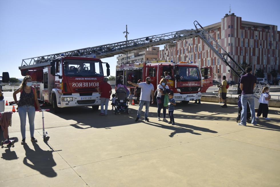 Diferentes cuerpos policiales y servicios de emergencia han participado este domingo en Huesca en el encuentro solidario a beneficio de la Asociación Sonrisas.