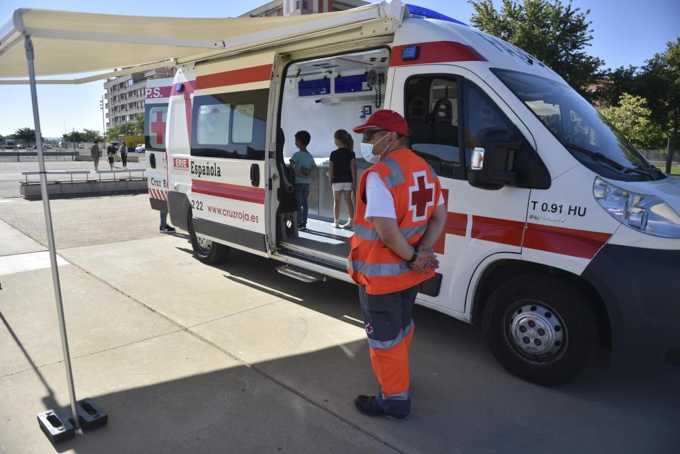 Diferentes cuerpos policiales y servicios de emergencia han participado este domingo en Huesca en el encuentro solidario a beneficio de la Asociación Sonrisas.