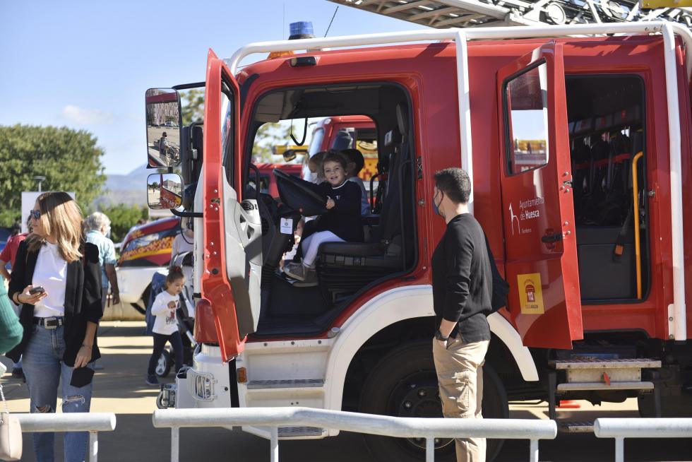 Diferentes cuerpos policiales y servicios de emergencia han participado este domingo en Huesca en el encuentro solidario a beneficio de la Asociación Sonrisas.