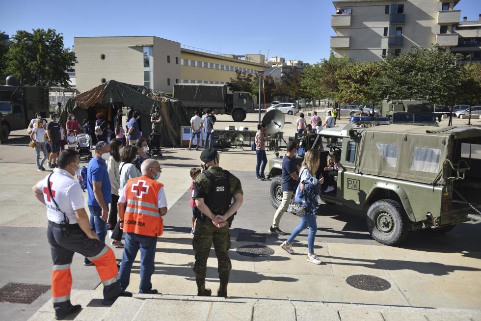 Diferentes cuerpos policiales y servicios de emergencia han participado este domingo en Huesca en el encuentro solidario a beneficio de la Asociación Sonrisas.