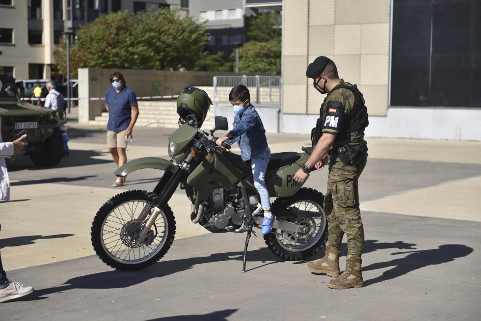 Diferentes cuerpos policiales y servicios de emergencia han participado este domingo en Huesca en el encuentro solidario a beneficio de la Asociación Sonrisas.