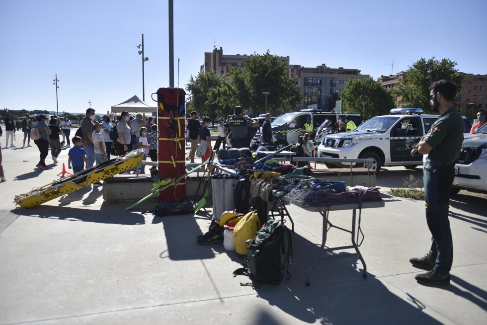 Diferentes cuerpos policiales y servicios de emergencia han participado este domingo en Huesca en el encuentro solidario a beneficio de la Asociación Sonrisas.