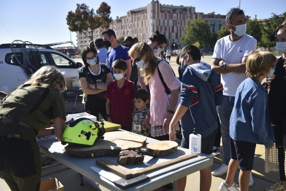 Diferentes cuerpos policiales y servicios de emergencia han participado este domingo en Huesca en el encuentro solidario a beneficio de la Asociación Sonrisas.