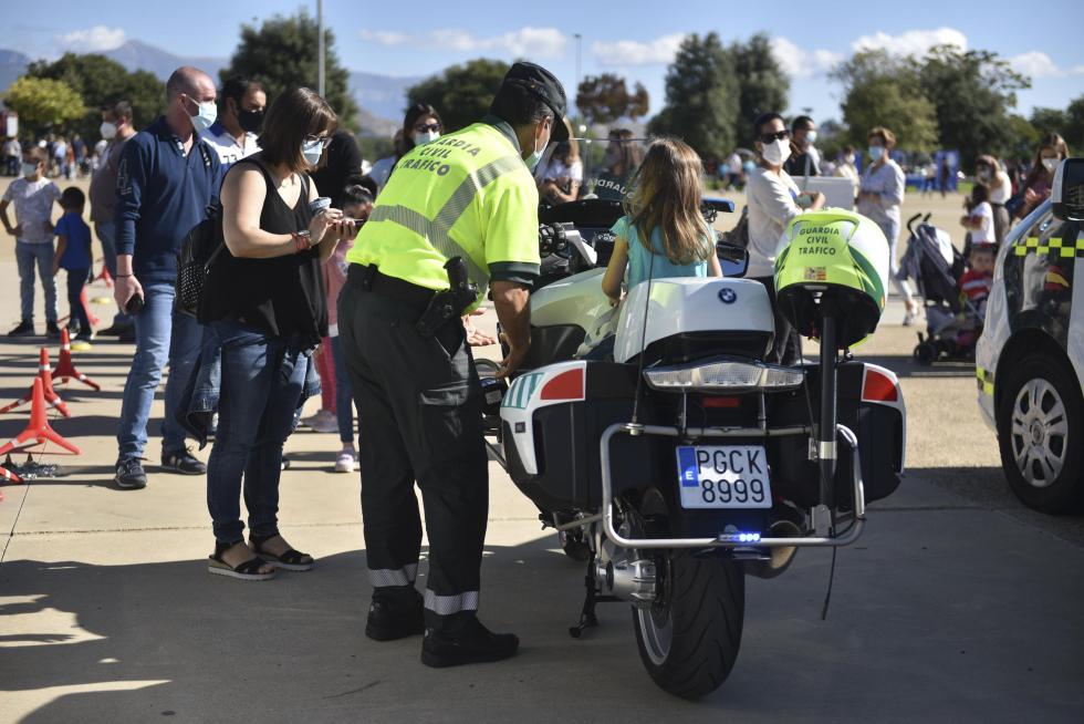 Diferentes cuerpos policiales y servicios de emergencia han participado este domingo en Huesca en el encuentro solidario a beneficio de la Asociación Sonrisas.