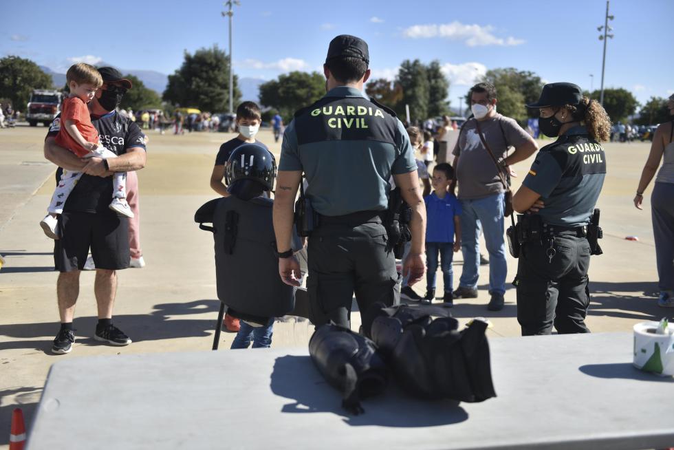 Diferentes cuerpos policiales y servicios de emergencia han participado este domingo en Huesca en el encuentro solidario a beneficio de la Asociación Sonrisas.