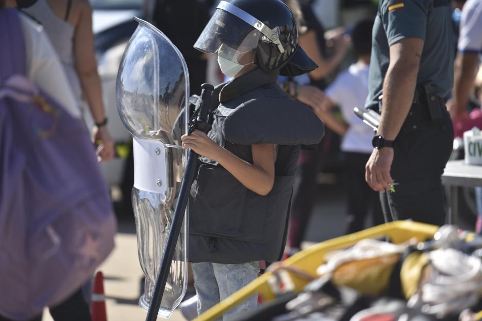 Diferentes cuerpos policiales y servicios de emergencia han participado este domingo en Huesca en el encuentro solidario a beneficio de la Asociación Sonrisas.