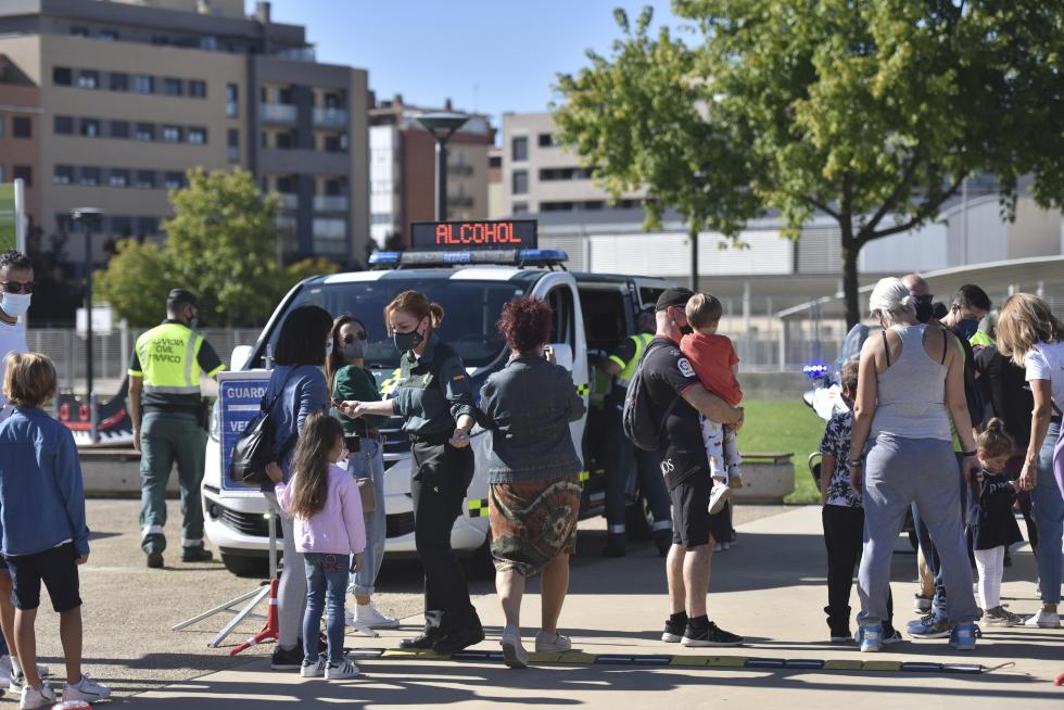 Diferentes cuerpos policiales y servicios de emergencia han participado este domingo en Huesca en el encuentro solidario a beneficio de la Asociación Sonrisas.