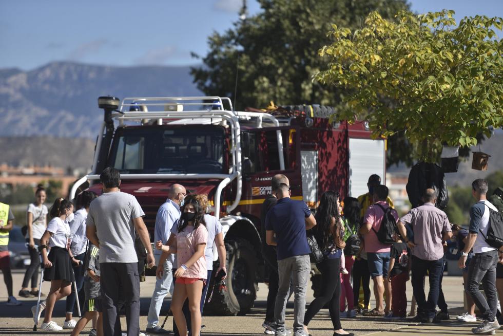 Diferentes cuerpos policiales y servicios de emergencia han participado este domingo en Huesca en el encuentro solidario a beneficio de la Asociación Sonrisas.