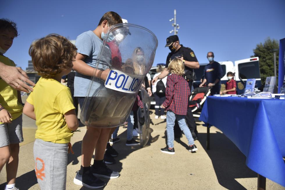 Diferentes cuerpos policiales y servicios de emergencia han participado este domingo en Huesca en el encuentro solidario a beneficio de la Asociación Sonrisas.