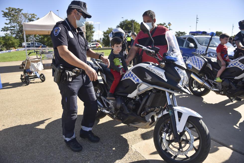 Diferentes cuerpos policiales y servicios de emergencia han participado este domingo en Huesca en el encuentro solidario a beneficio de la Asociación Sonrisas.