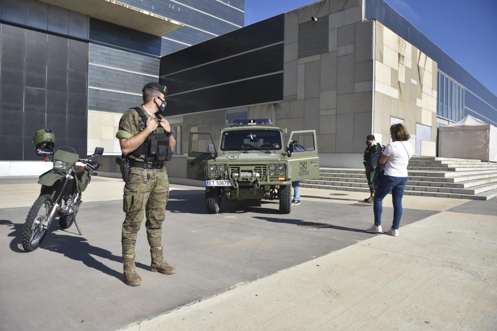 Diferentes cuerpos policiales y servicios de emergencia han participado este domingo en Huesca en el encuentro solidario a beneficio de la Asociación Sonrisas.