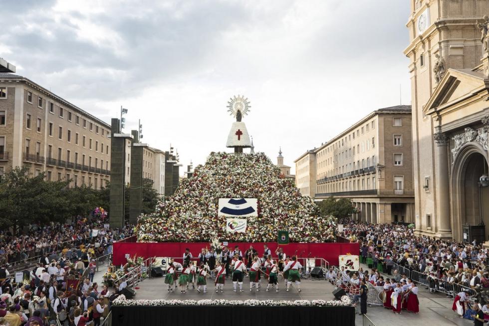 A pocos días de que comiencen las ‘no fiestas’ del Pilar 2021, nos ponemos nostálgicos y tiramos de archivo para recordar algunos de los mejores momentos que nos dejaron los Pilares del 2019, los últimos que vivimos antes de que el covid irrumpiera en nuestras vidas, llenos de conciertos, ferias, música... y mucha gente y alegría en las calles.