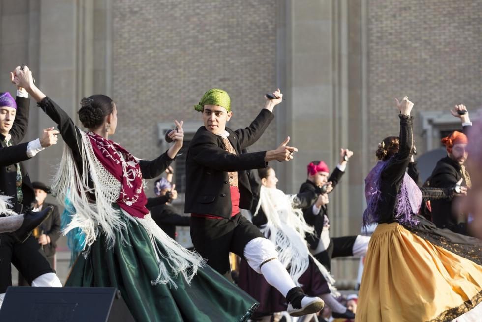 A pocos días de que comiencen las ‘no fiestas’ del Pilar 2021, nos ponemos nostálgicos y tiramos de archivo para recordar algunos de los mejores momentos que nos dejaron los Pilares del 2019, los últimos que vivimos antes de que el covid irrumpiera en nuestras vidas, llenos de conciertos, ferias, música... y mucha gente y alegría en las calles.