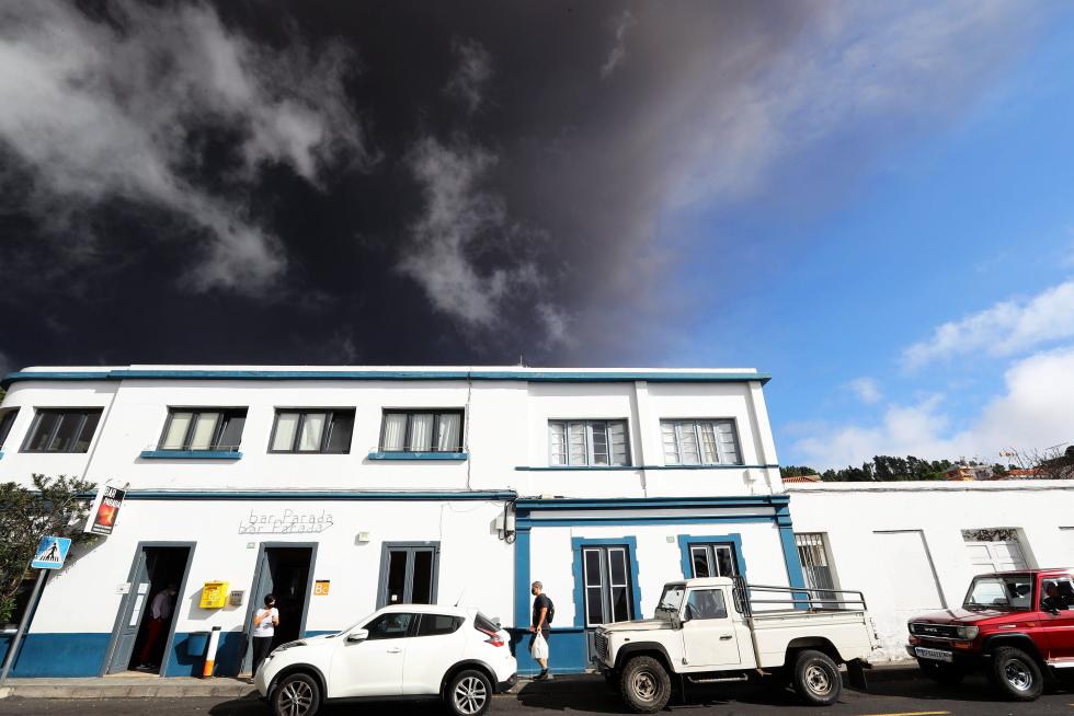 La ceniza afecta a un barrio y deja al Sol el núcleo de Fuencaliente