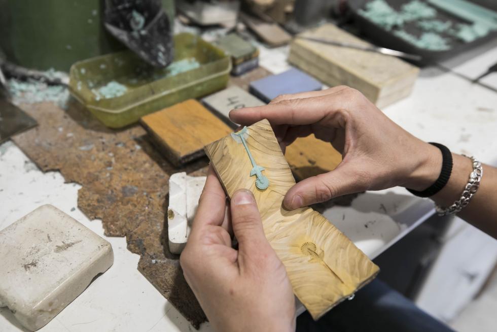 Fabricación artesana de joyas pilaristas, en Zaragoza.