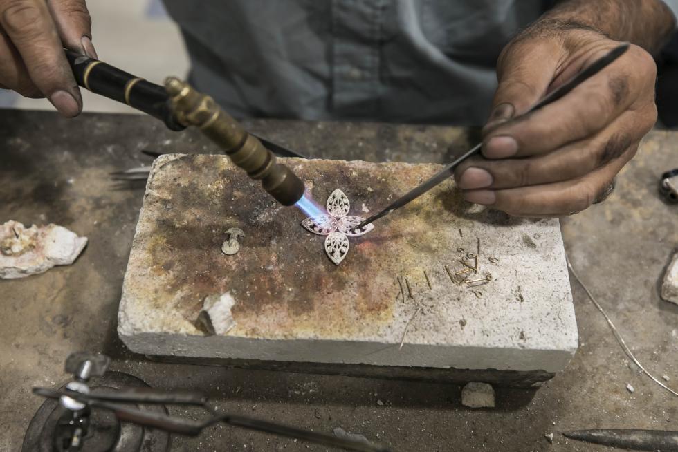 Fabricación artesana de joyas pilaristas, en Zaragoza.