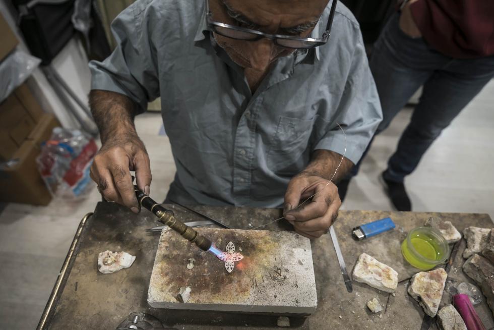 Fabricación artesana de joyas pilaristas, en Zaragoza.