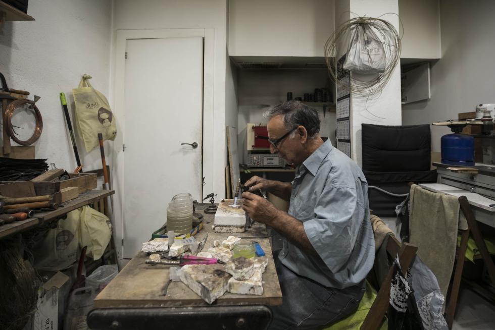 Fabricación artesana de joyas pilaristas, en Zaragoza.